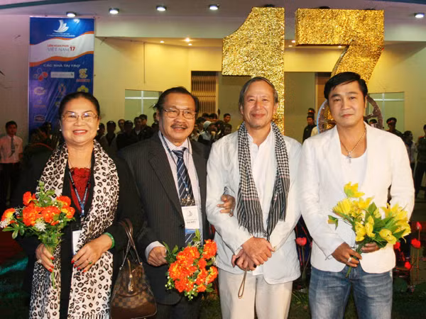 Vợ chồng nghệ sĩ Lý Huỳnh và con trai Lý Hùng (Người quàng khăn là đạo diễn Đinh Anh Dũng). Ảnh: Hải Minh