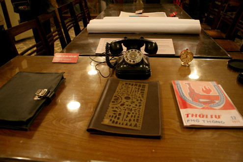 Bàn làm việc gồm điện thoại, cặp da... được các lãnh đạo Bộ Quốc phòng, Quân Ủy trung ương sử dụng. Bàn làm việc gồm điện thoại, cặp da... được các lãnh đạo Bộ Quốc phòng, Quân Ủy trung ương sử dụng