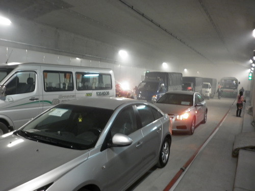 Hàng trăm xe bị kẹt dưới đường hầm Ảnh: Tuổi trẻ