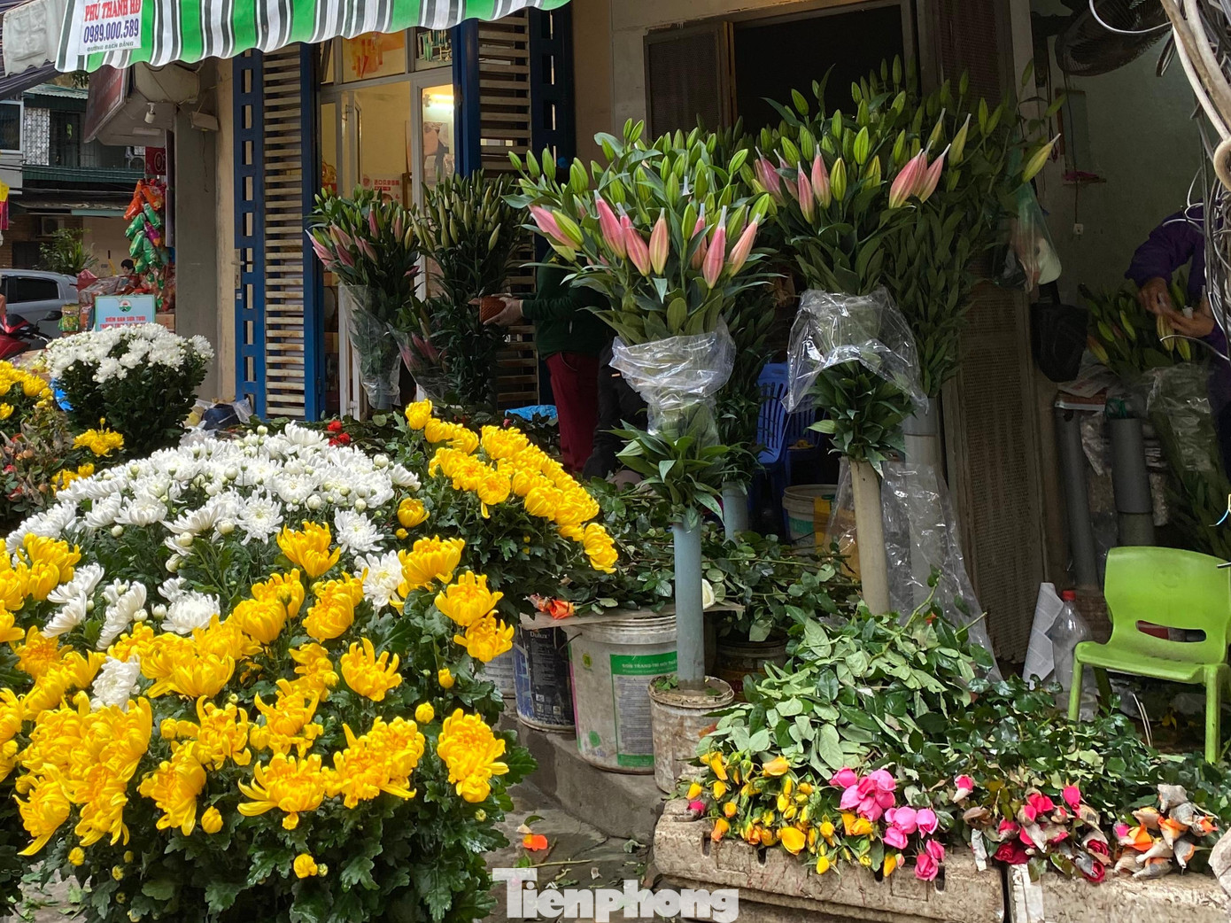 Phổ biến nhất ngày mùng 1 là hoa hồng, cúc