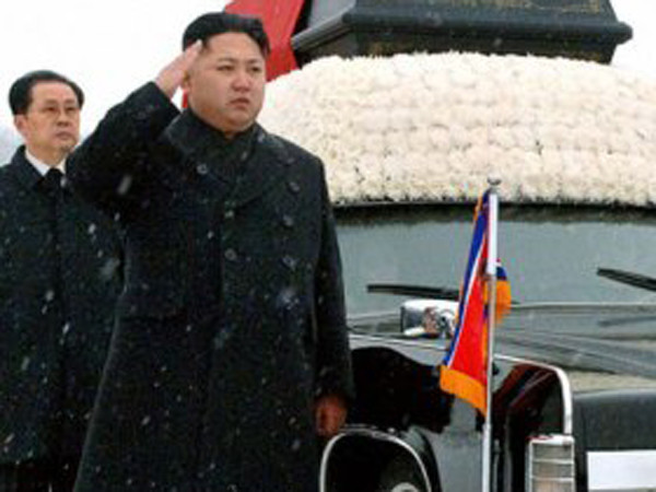 Ông Kim Jong-un và người chú rể Jang Song-thaek (trái) bên cạnh xe chở quan tài cố lãnh đạo Kim Jong-il