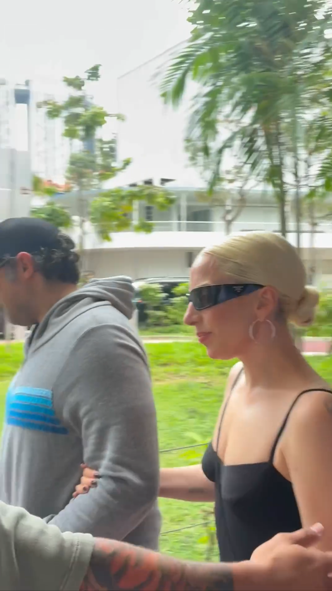 Nữ ca sĩ ký tặng một bạn fan may mắn. Video: XiaoHongShu