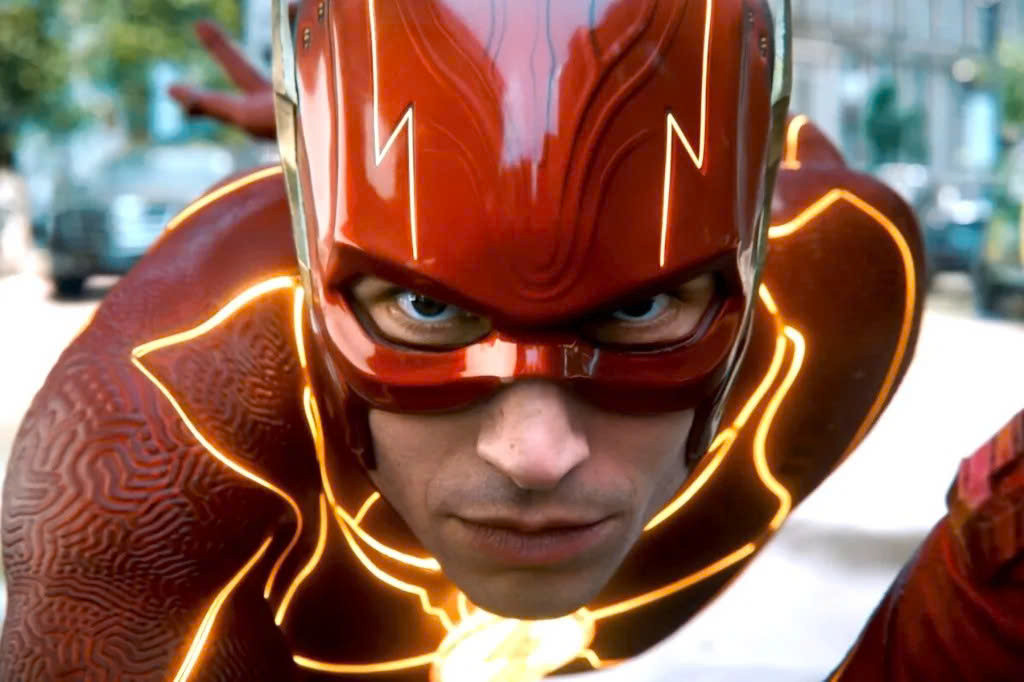 Ezra Miller đảm nhận vai siêu anh hùng The Flash trong Vũ trụ DC cũ.
