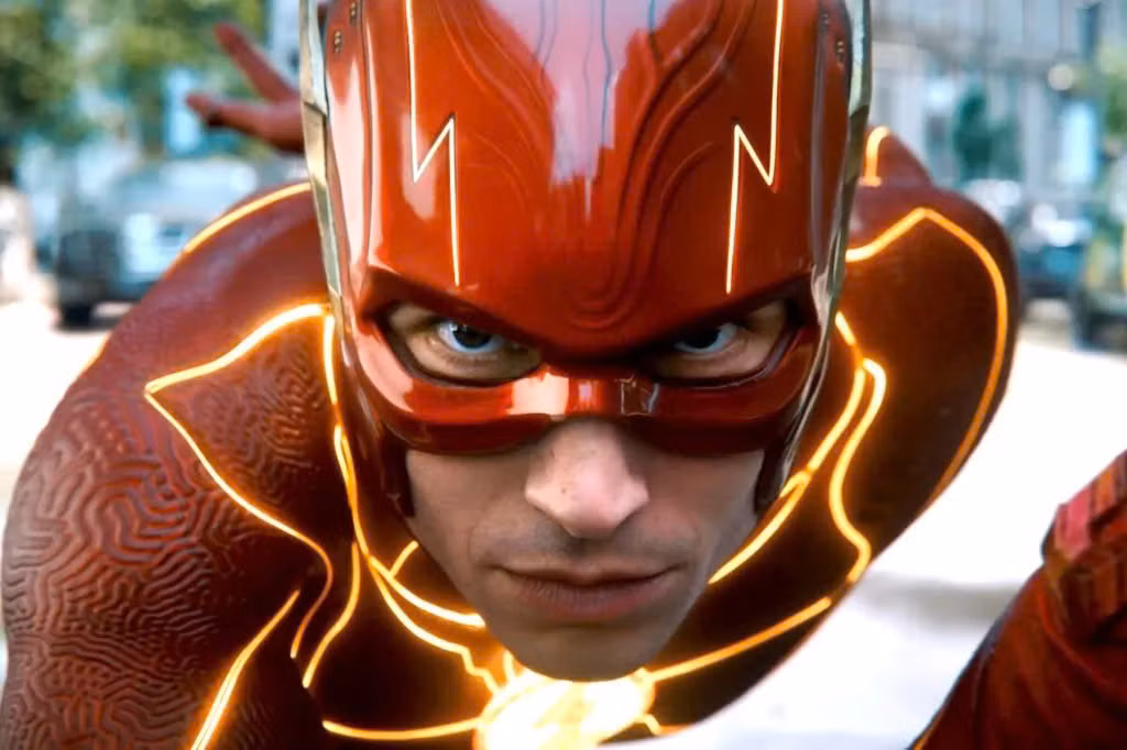 Ezra Miller đảm nhận vai siêu anh hùng The Flash trong Vũ trụ DC cũ.