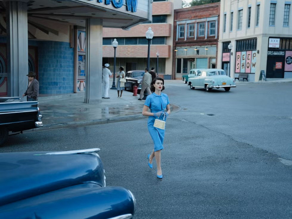 Chiếc váy xanh ngọc lam của Muriel khi Daisy khoác lên mình được cả đoàn làm phim thốt lên: “nó thật hoàn hảo”. Chiếc váy xanh ngọc lam của Muriel khi Daisy khoác lên mình được cả đoàn làm phim thốt lên: “nó thật hoàn hảo”.