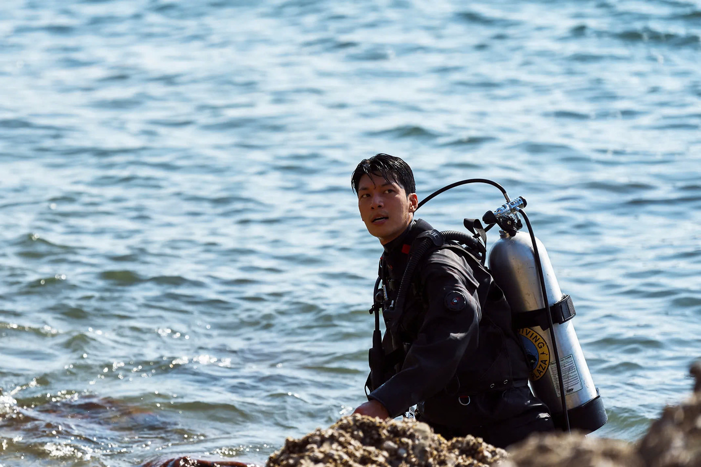 Cảnh sát Jun Ho vẫn đang miệt mài tìm kiếm trụ sở chính của tổ chức. Ảnh: Netflix Cảnh sát Jun Ho vẫn đang miệt mài tìm kiếm trụ sở chính của tổ chức. Ảnh: Netflix