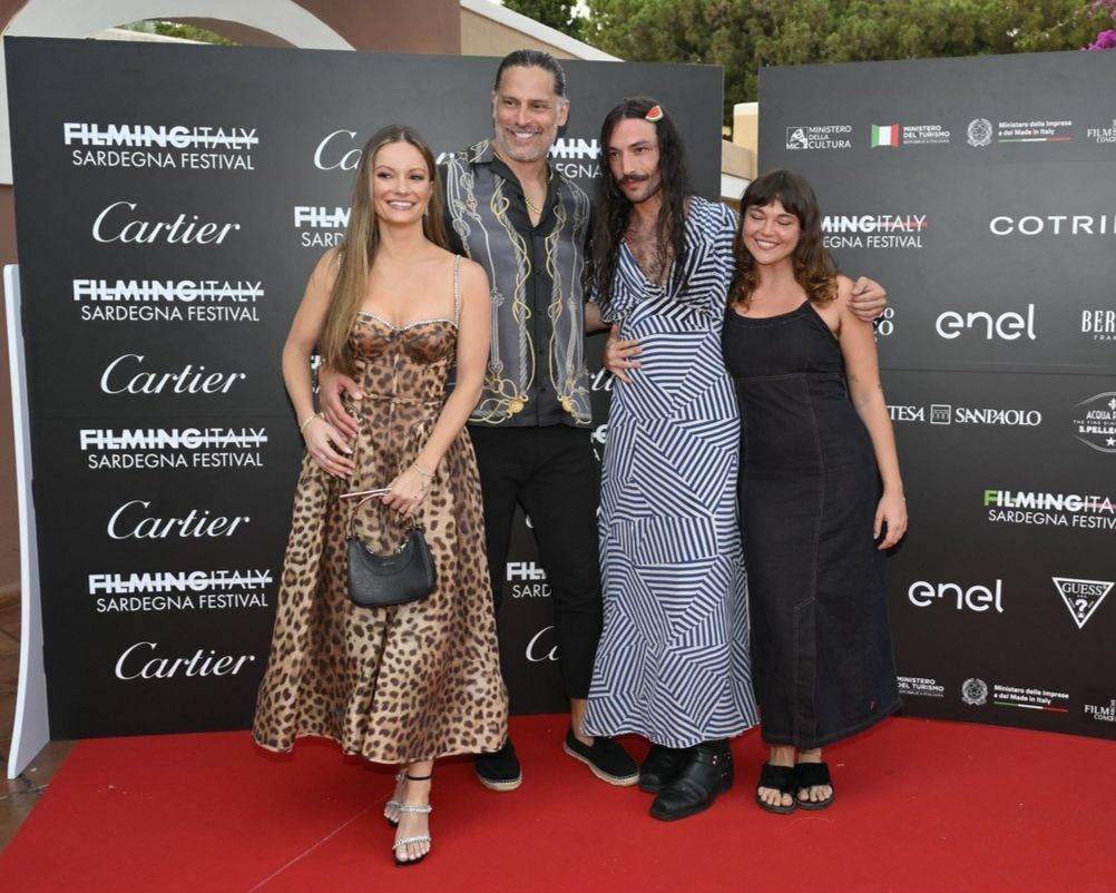 Nam diễn viên chụp cùng Joe Manganiello (trái) và những khách mời khác tham gia sự kiện. Ảnh: Backgrid