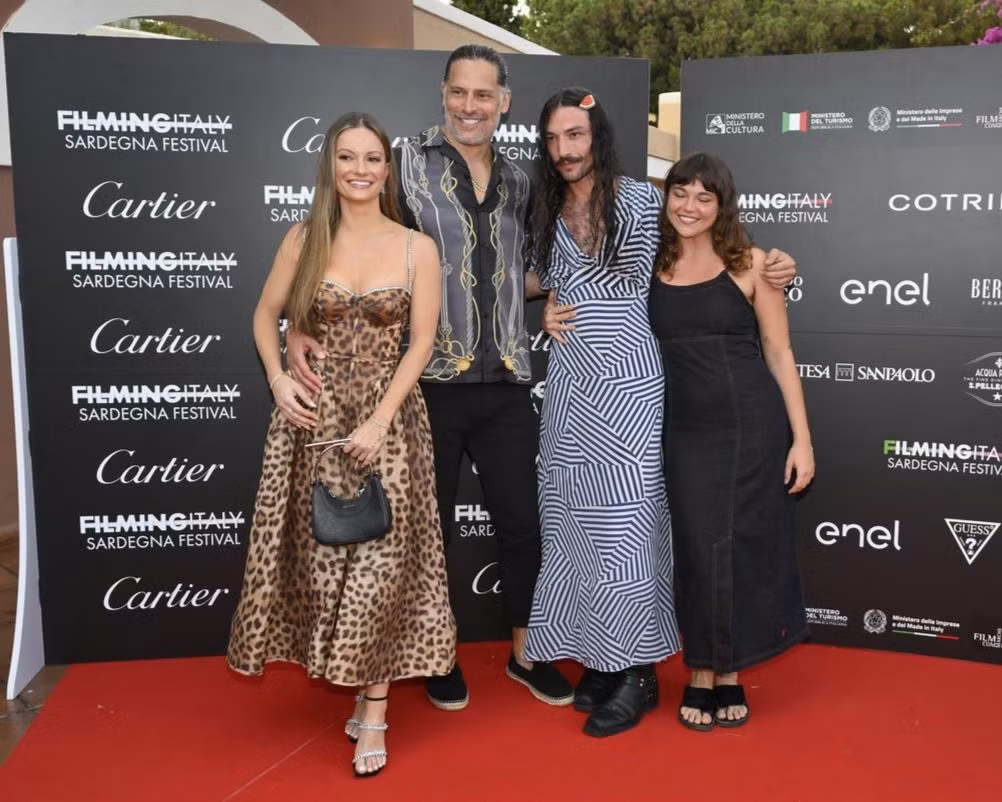 Nam diễn viên chụp cùng Joe Manganiello (trái) và những khách mời khác tham gia sự kiện. Ảnh: Backgrid