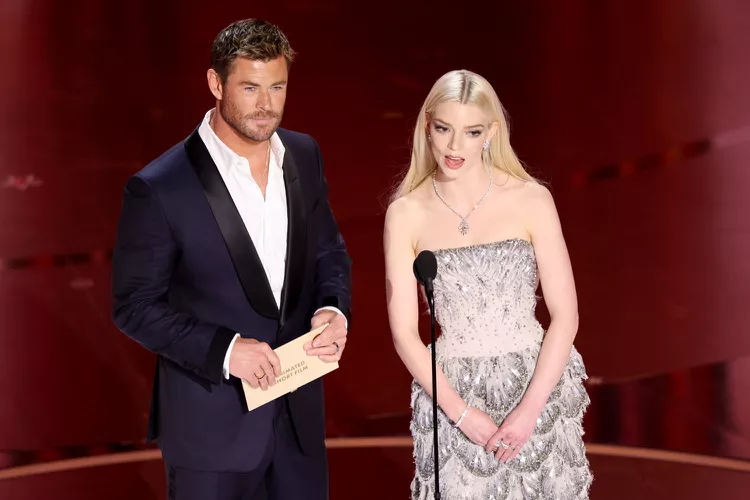 Chris Hemsworth và Anya Taylor-Joy công bố giải thưởng và nhận hộ tượng vàng do ê-kíp của phim vắng mặt. Ảnh: VARIETY VIA GETTY Chris Hemsworth và Anya Taylor-Joy công bố giải thưởng và nhận hộ tượng vàng do ê-kíp của phim vắng mặt. Ảnh: VARIETY VIA GETTY