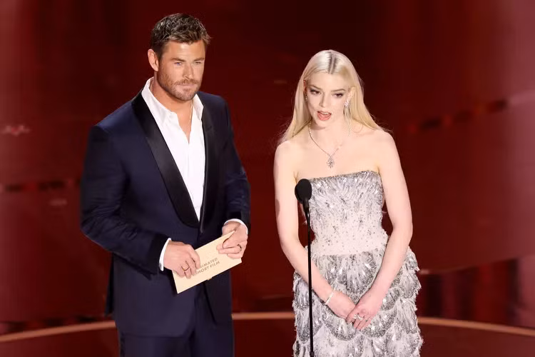 Chris Hemsworth và Anya Taylor-Joy công bố giải thưởng và nhận hộ tượng vàng do ê-kíp của phim vắng mặt. Ảnh: VARIETY VIA GETTY