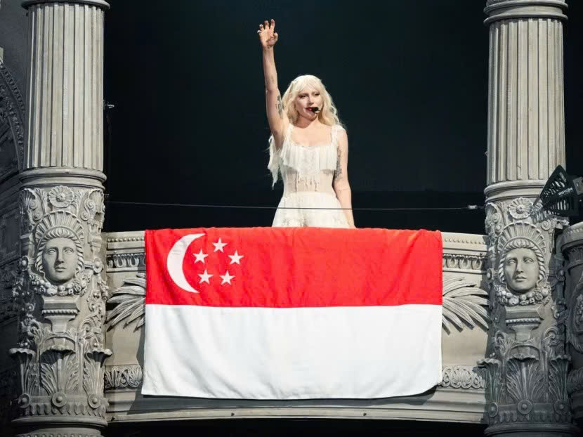 Lady Gaga tạo dáng với lá cờ Singapore tại đêm mở màn 18/5. Ảnh: Hoong Qi Hao Lady Gaga tạo dáng với lá cờ Singapore tại đêm mở màn 18/5. Ảnh: Hoong Qi Hao