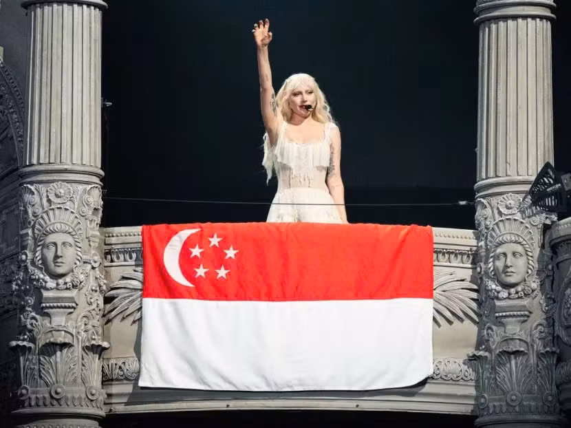 Lady Gaga tạo dáng với lá cờ Singapore tại đêm mở màn 18/5. Ảnh: Hoong Qi Hao