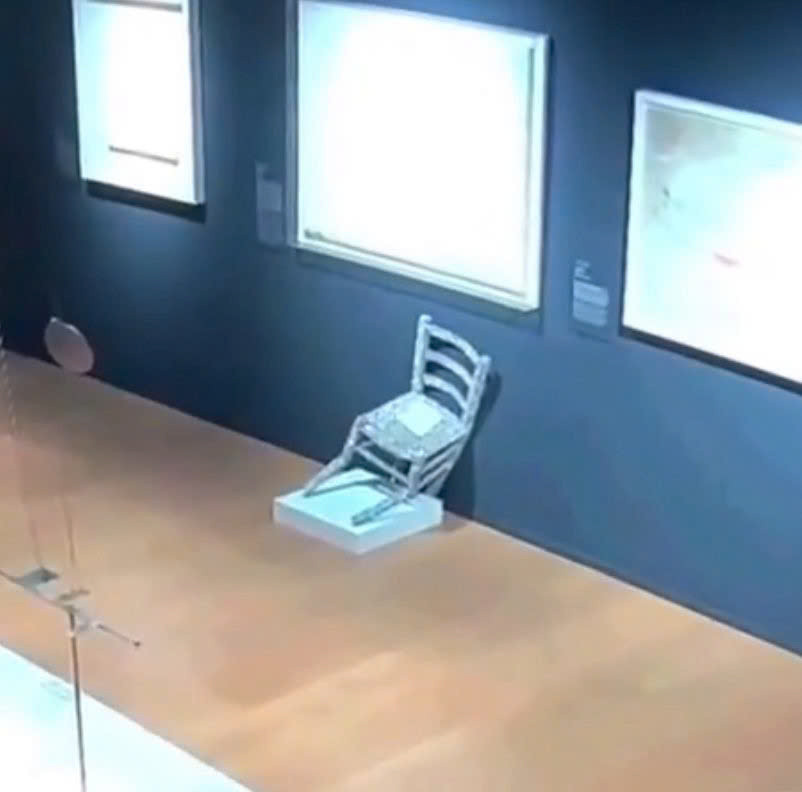 Hai chân trước của ghế bị gãy nghiêm trọng. Hai chân trước của ghế bị gãy nghiêm trọng.