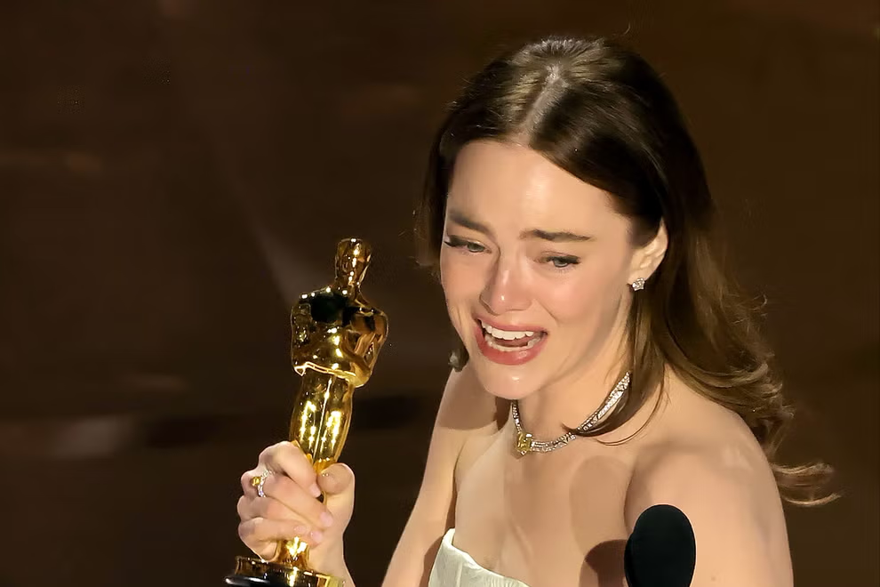 Emma Stone nhận tượng Oscar lần thứ hai trong sự nghiệp diễn xuất. Ảnh: GETTY. Emma Stone nhận tượng Oscar lần thứ hai trong sự nghiệp diễn xuất. Ảnh: GETTY.