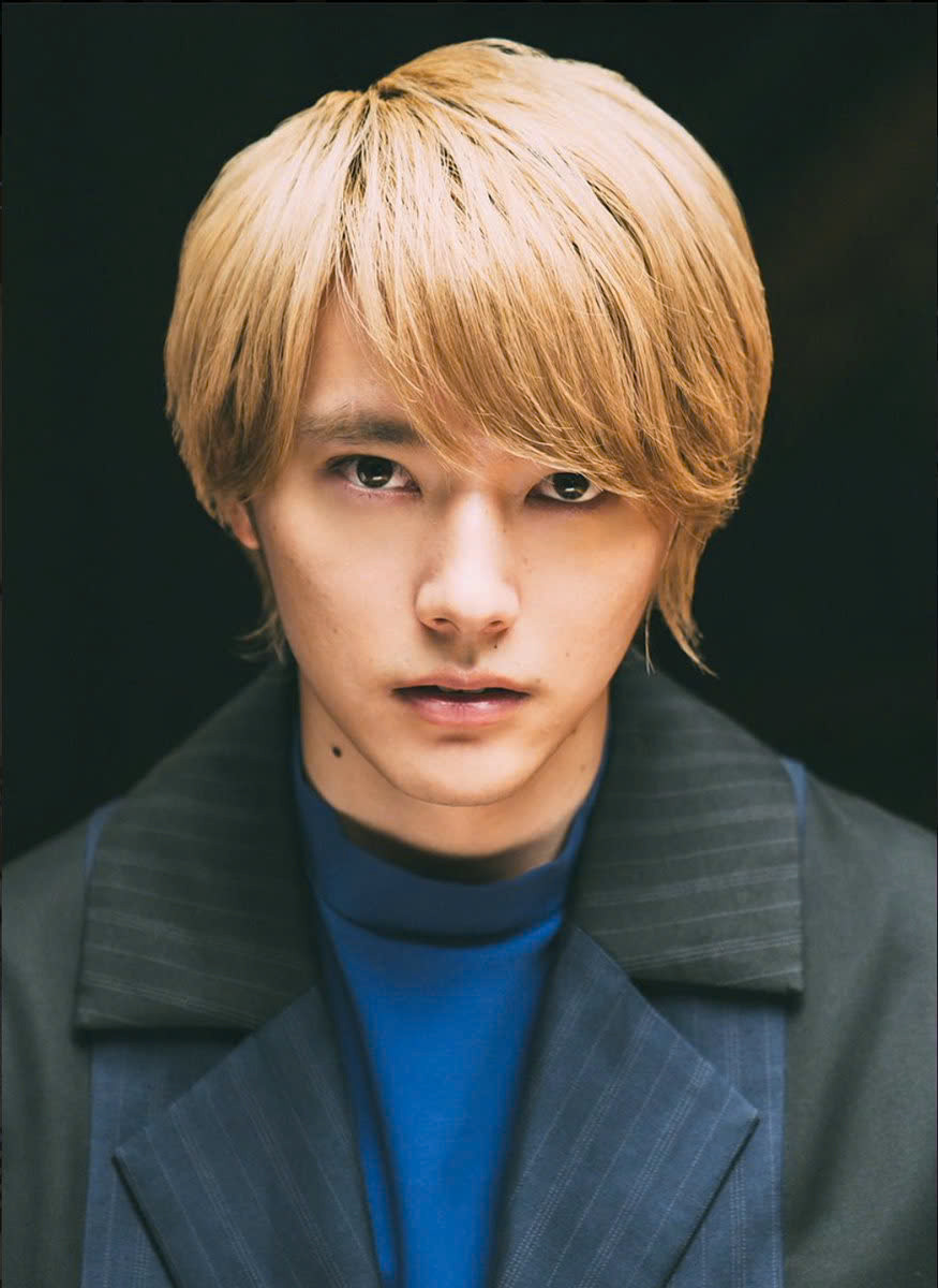 Nam diễn viên Kaito Sakurai dưới tạo hình nhân vật Aqua. Nam diễn viên Kaito Sakurai dưới tạo hình nhân vật Aqua.