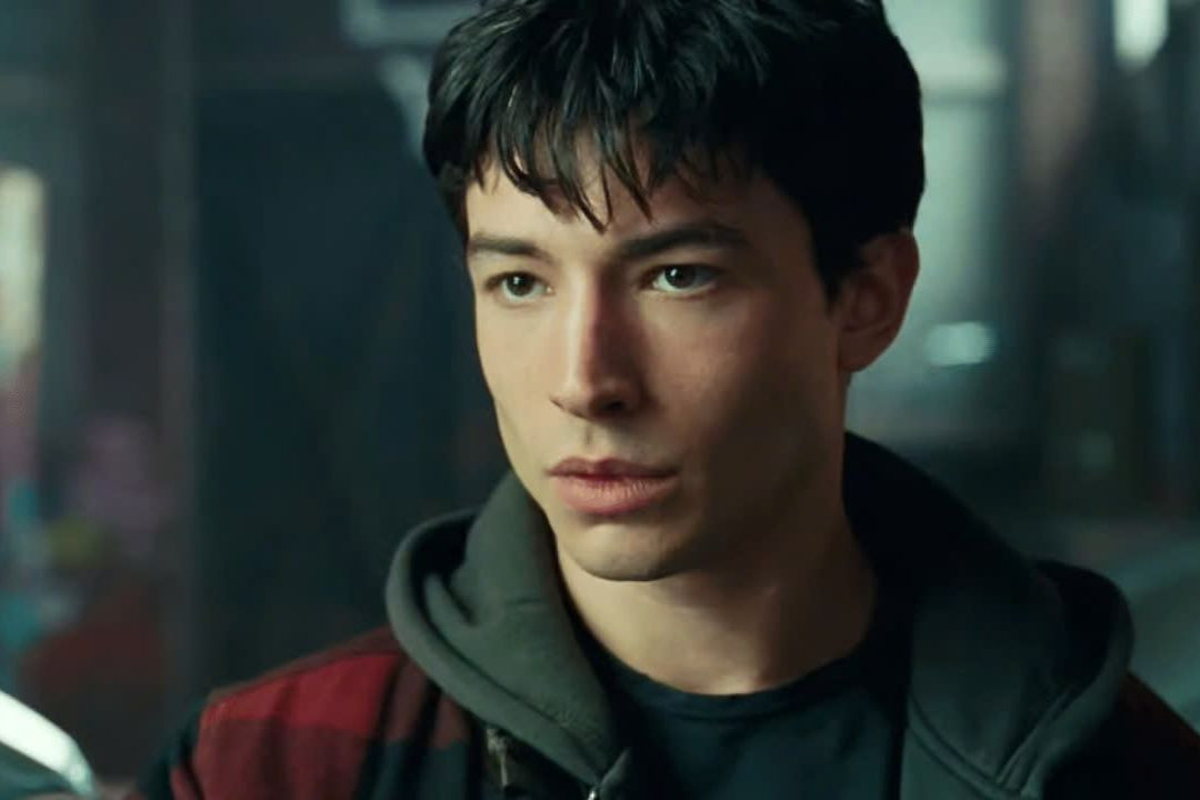 Ezra Miller đảm nhận vai siêu anh hùng The Flash trong Vũ trụ DC cũ.