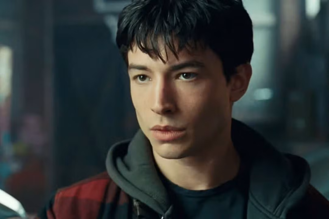 Ezra Miller đảm nhận vai siêu anh hùng The Flash trong Vũ trụ DC cũ.
