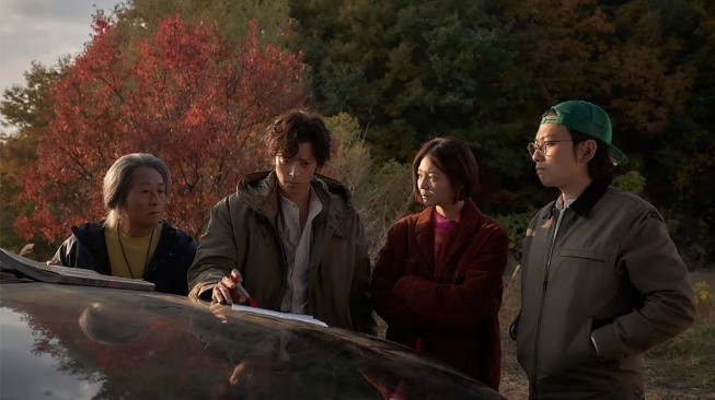 Nam chính Dr. Cheon và nhóm bạn đi "bịp" tiền khắp Hàn Quốc Nam chính Dr. Cheon và nhóm bạn đi "bịp" tiền khắp Hàn Quốc