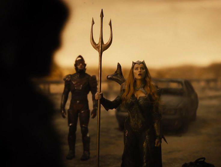 "Mera" Amber Heard chung khung hình với "The Flash" Barry Allen.