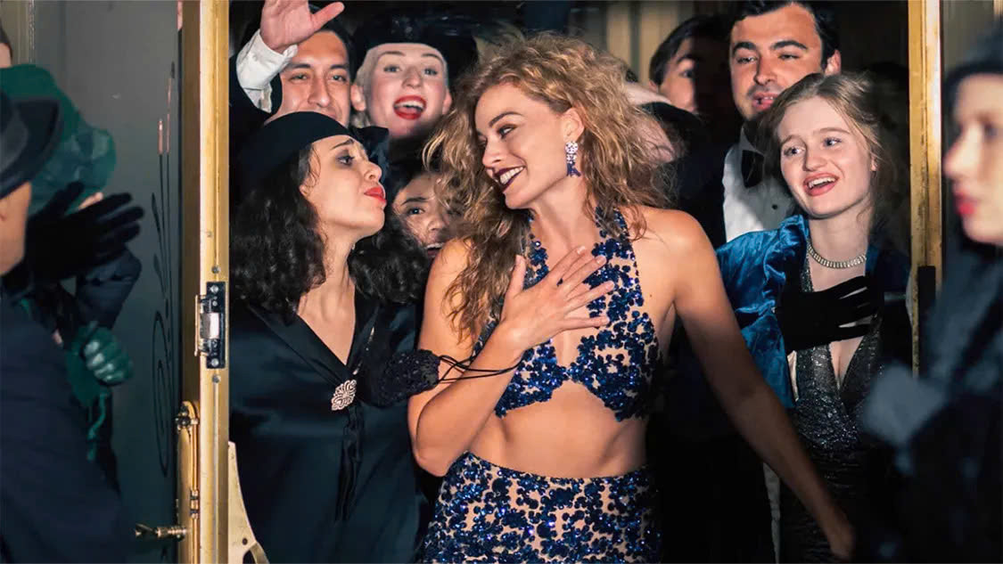 Nellie LaRoy là hình mẫu tiêu biểu của một bộ phận thế hệ nữ minh tinh Hollywood những năm xưa cũ. Nellie LaRoy là hình mẫu tiêu biểu của một bộ phận thế hệ nữ minh tinh Hollywood những năm xưa cũ.