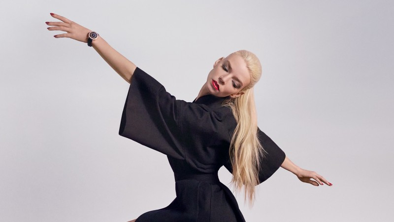 Nữ diễn viên 28 tuổi học múa ballet từ nhỏ, cô từng thể hiện khả năng vũ đạo của mình trong Last Night in Soho (2021).