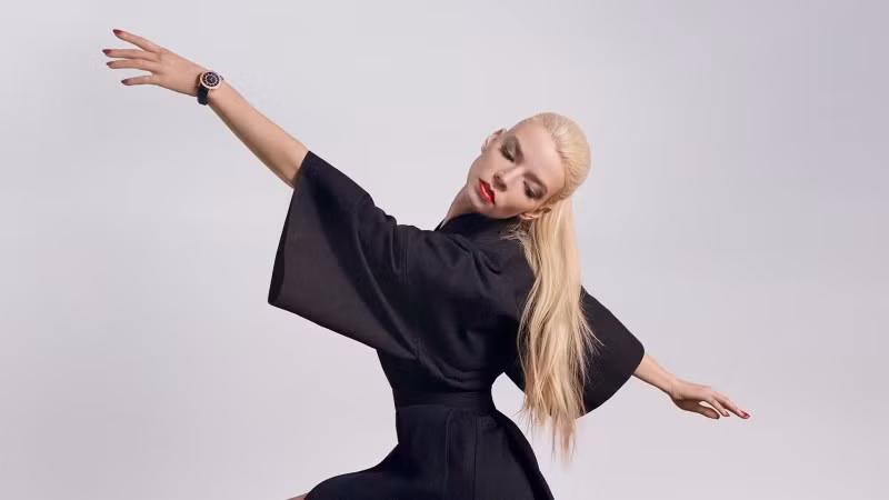 Nữ diễn viên 28 tuổi học múa ballet từ nhỏ, cô từng thể hiện khả năng vũ đạo của mình trong Last Night in Soho (2021).