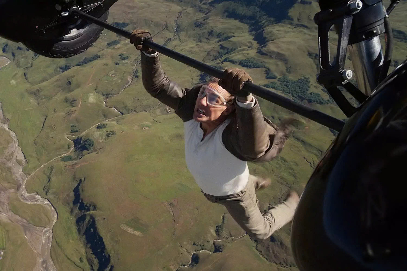 Nhân vật Ethan Hunt đu máy bay khi giằng co với Gabriel. Ảnh: Paramount Pictures