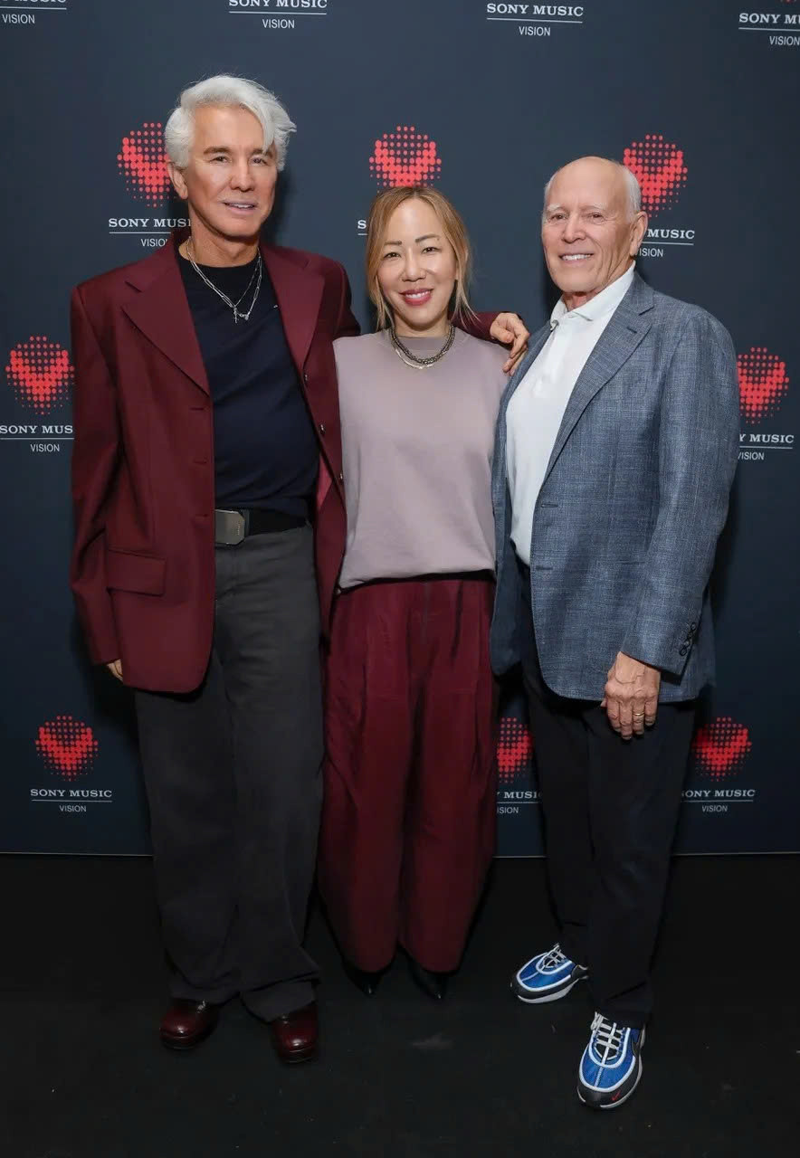 Đạo diễn Sue Kim (giữa) tại sự kiện của Sony Music Vision. Ảnh: Variety Đạo diễn Sue Kim (giữa) tại sự kiện của Sony Music Vision. Ảnh: Variety