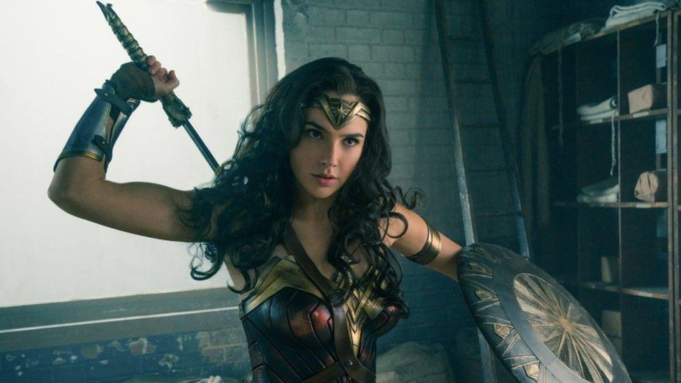 Tạo hình của Gal Gadot trong vai Wonder Woman ở Vũ trụ DC cũ. Tạo hình của Gal Gadot trong vai Wonder Woman ở Vũ trụ DC cũ.