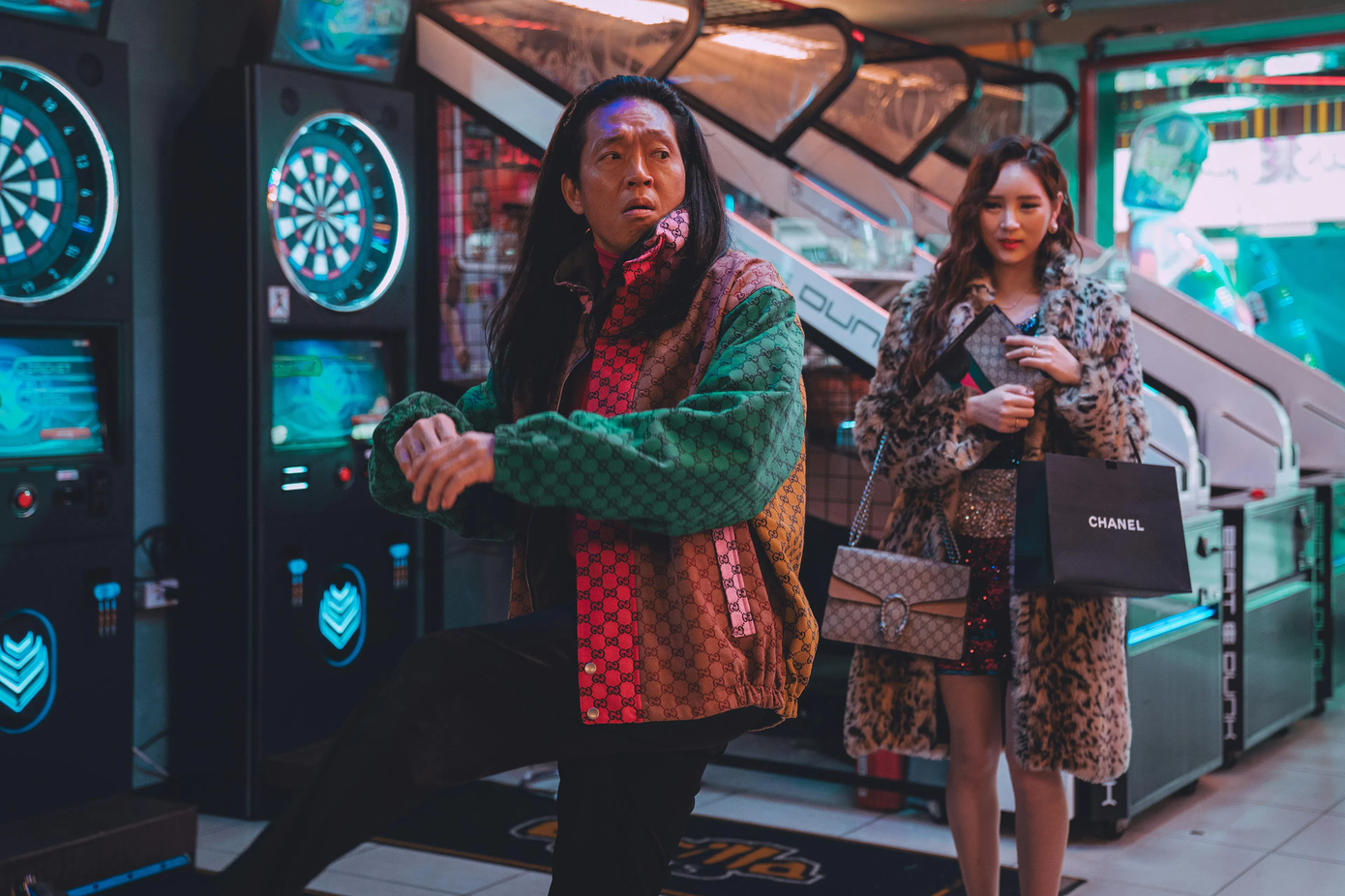 Gã giang hồ ngờ nghệch Jang Isu là nhân tố gây hài chính của bộ phim. Gã giang hồ ngờ nghệch Jang Isu là nhân tố gây hài chính của bộ phim.