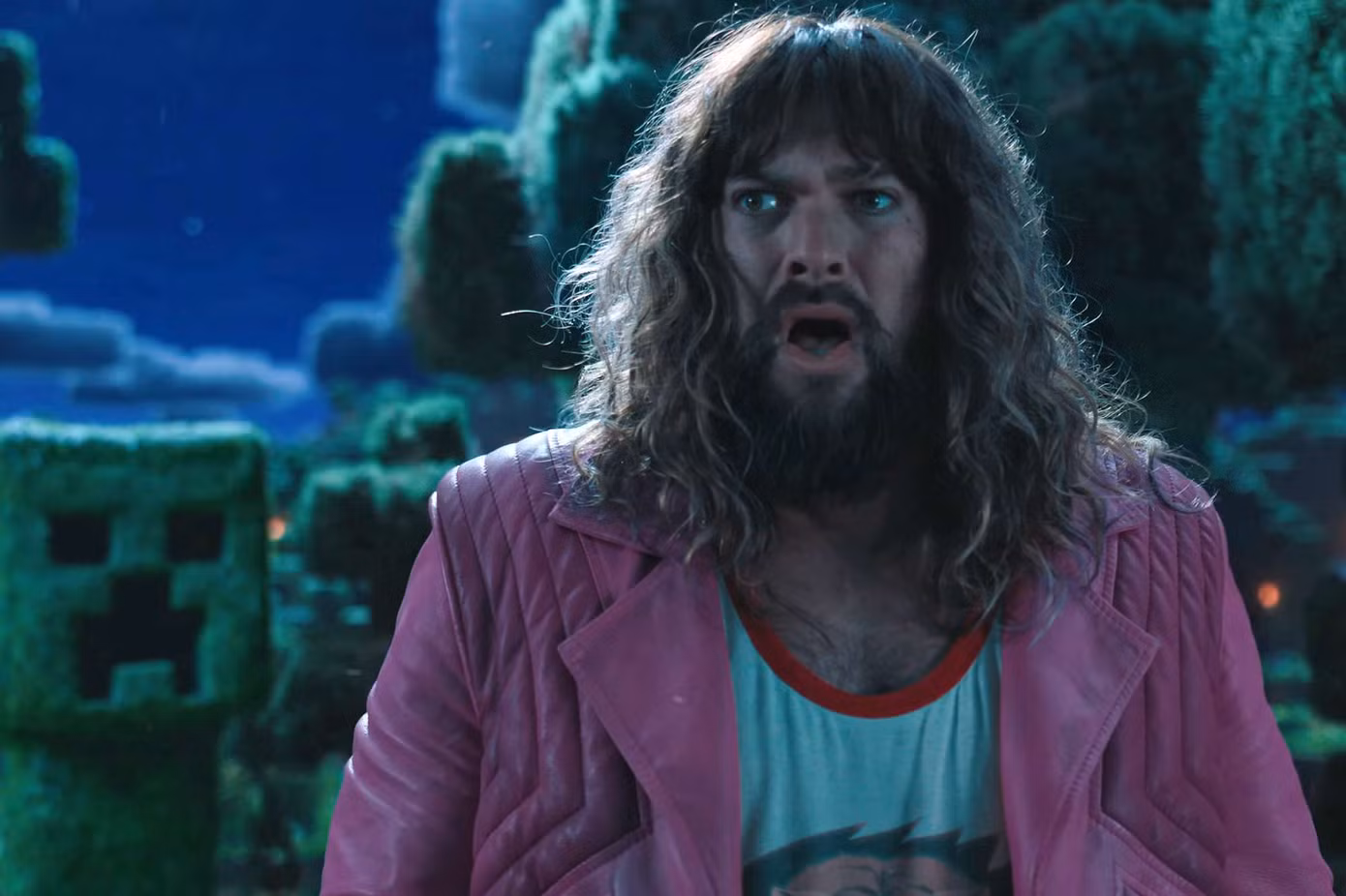 Tạo hình "khó hiểu" của Jason Momoa trong phim.