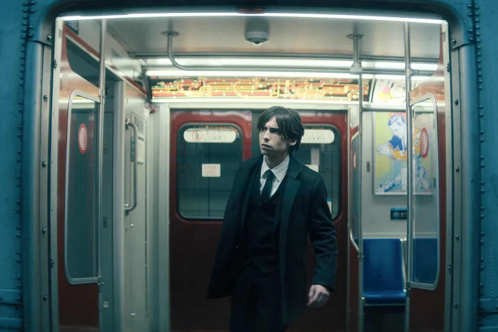 Cậu chàng thứ năm "Five" đổi kiểu tóc, mang hình dáng chững chạc hơn trong phần cuối.