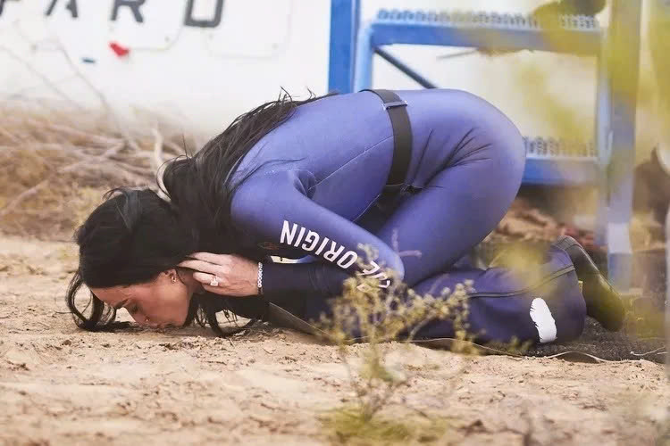 Katy Perry quỳ hôn mặt đất sau khi kết thúc chuyến bay. Katy Perry quỳ hôn mặt đất sau khi kết thúc chuyến bay.