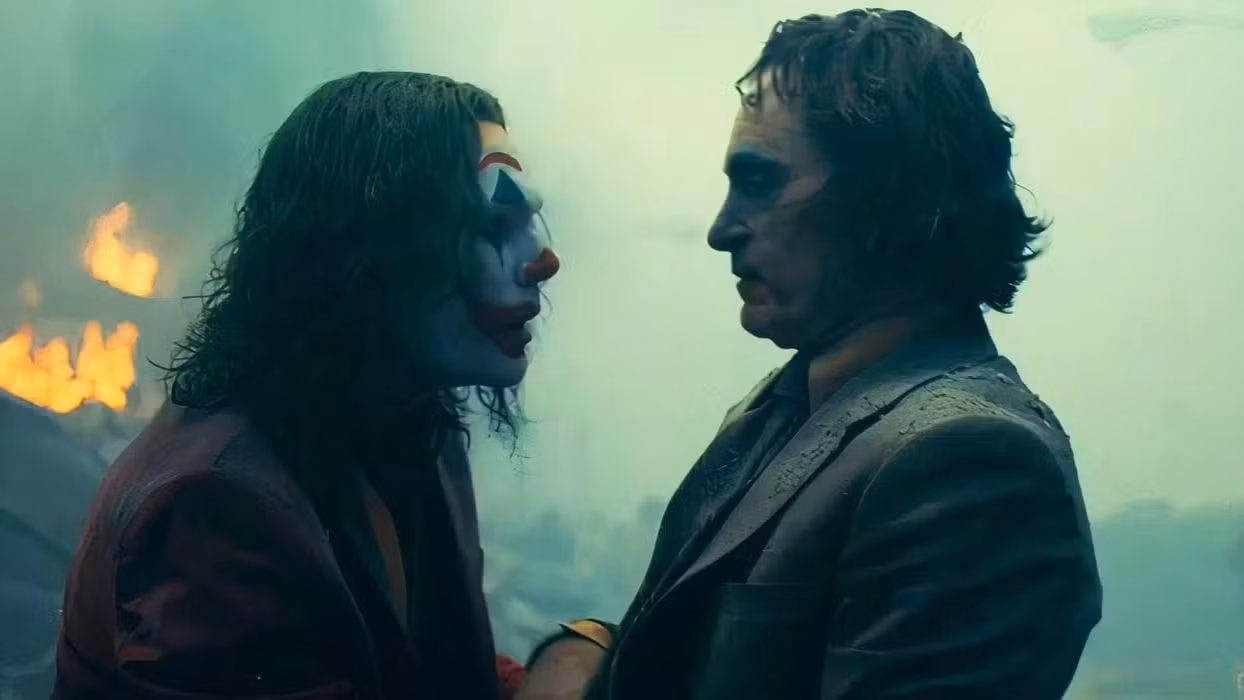Phân cảnh ngụ ý Arthur đối diện và chạy khỏi "cái bóng" Joker đeo bám gã bấy lâu.