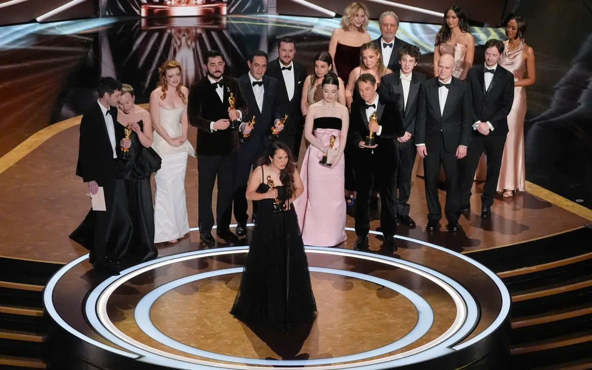 Đoàn phim "Anora" lên nhận giải "Phim hay nhất", do Viện Hàn Lâm bình chọn. Ảnh: AP Đoàn phim "Anora" lên nhận giải "Phim hay nhất", do Viện Hàn Lâm bình chọn. Ảnh: AP