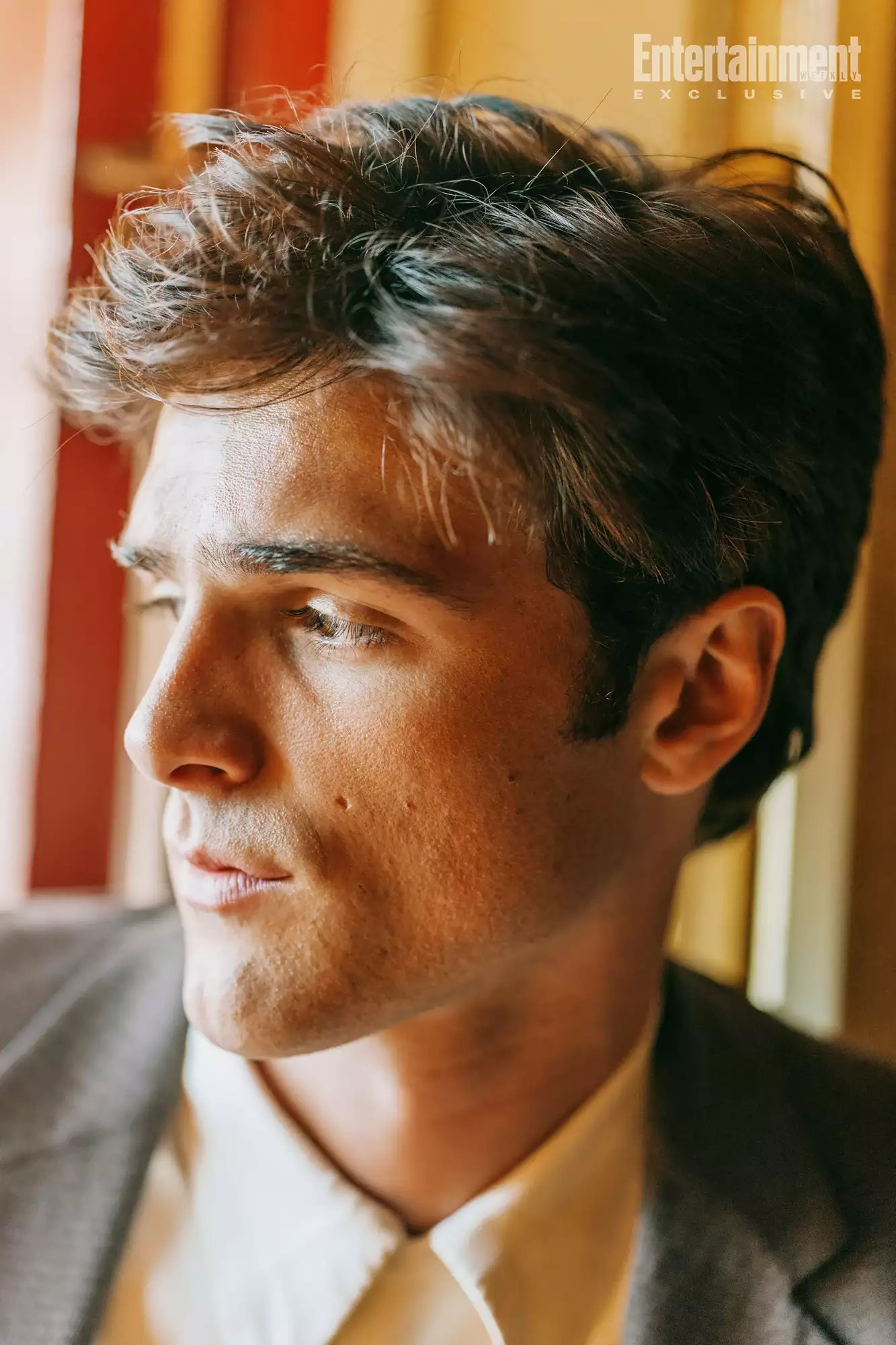 Julius có kiểu tóc vuốt gel đặc trưng của giới thanh niên Mỹ thập niên 50, thêm chiếc mũ fedora làm toát lên phong thái quý ông. Ảnh: Entertainment Weekly Julius có kiểu tóc vuốt gel đặc trưng của giới thanh niên Mỹ thập niên 50, thêm chiếc mũ fedora làm toát lên phong thái quý ông. Ảnh: Entertainment Weekly