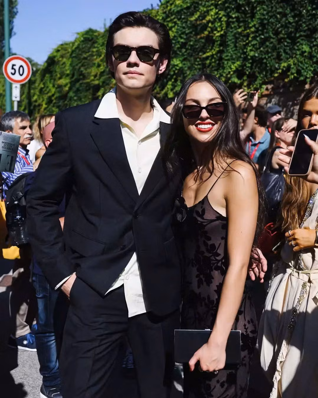 Louis Partridge và Olivia Rodrigo gây chú ý tại Liên hoan phim quốc tế Venice lần thứ 81. Ảnh: Alessandro Bremec/@louispartridge_