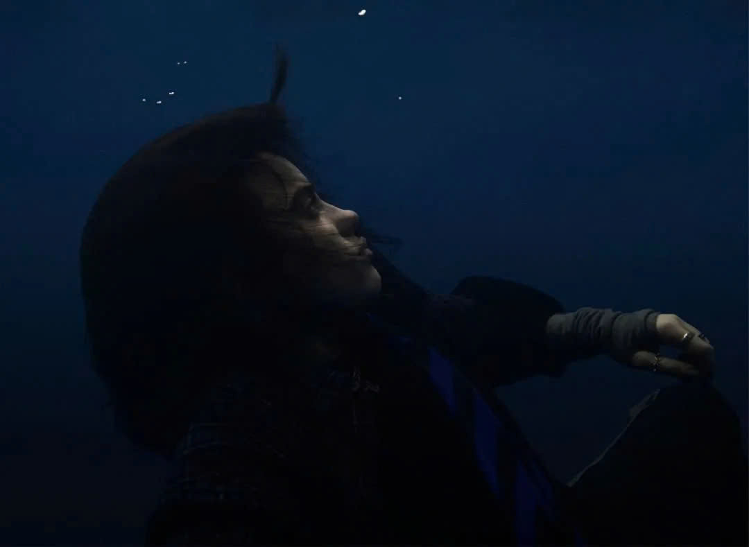 Một số hình ảnh chụp dưới nước của Billie.