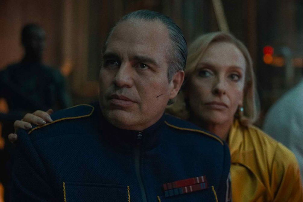 Nhân vật độc tài Marshall (Mark Ruffalo) và vợ Ylfa (Toni Collette). Ảnh: Warner Bros. Nhân vật độc tài Marshall (Mark Ruffalo) và vợ Ylfa (Toni Collette). Ảnh: Warner Bros.