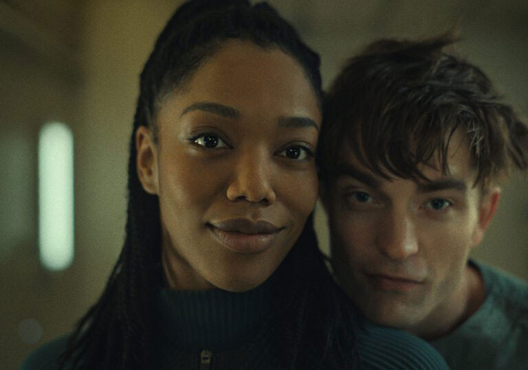 Nasha (Naomi Ackie) và Mickey 17 (Robert Pattinson) có nhiều cảnh tình cảm hài hước trên phim. Ảnh: Warner Bros. Nasha (Naomi Ackie) và Mickey 17 (Robert Pattinson) có nhiều cảnh tình cảm hài hước trên phim. Ảnh: Warner Bros.