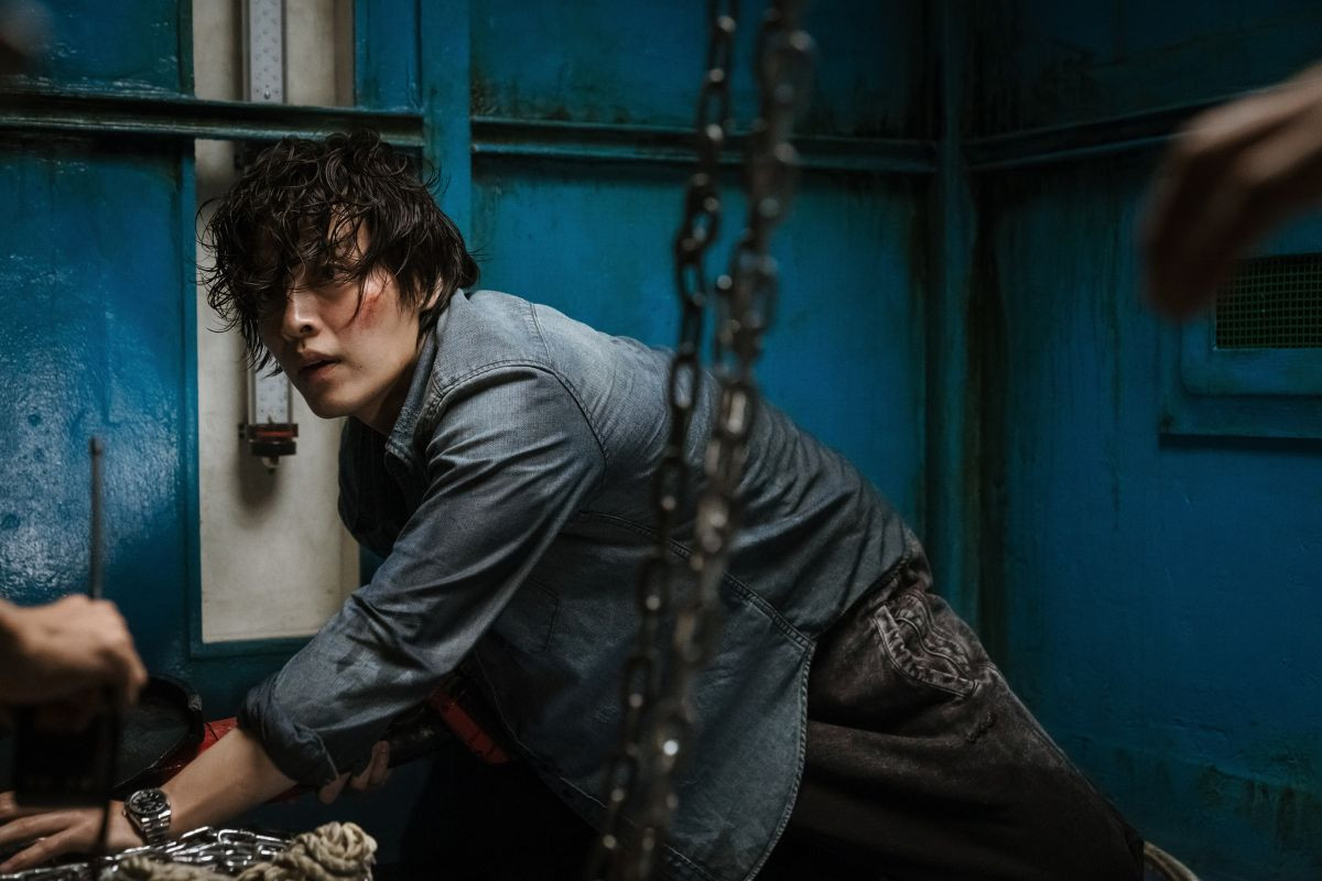 Tạo hình của Lee Kang Su do nam tài tử Kang Ha Neul thủ vai. Ảnh: CJ HK Entertainment Tạo hình của Lee Kang Su do nam tài tử Kang Ha Neul thủ vai. Ảnh: CJ HK Entertainment