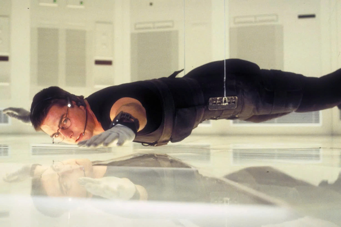 Treo dây trở thành một trong những cảnh kinh điển của thể loại phim điệp viên. Ảnh: Murray Close/Getty Treo dây trở thành một trong những cảnh kinh điển của thể loại phim điệp viên. Ảnh: Murray Close/Getty