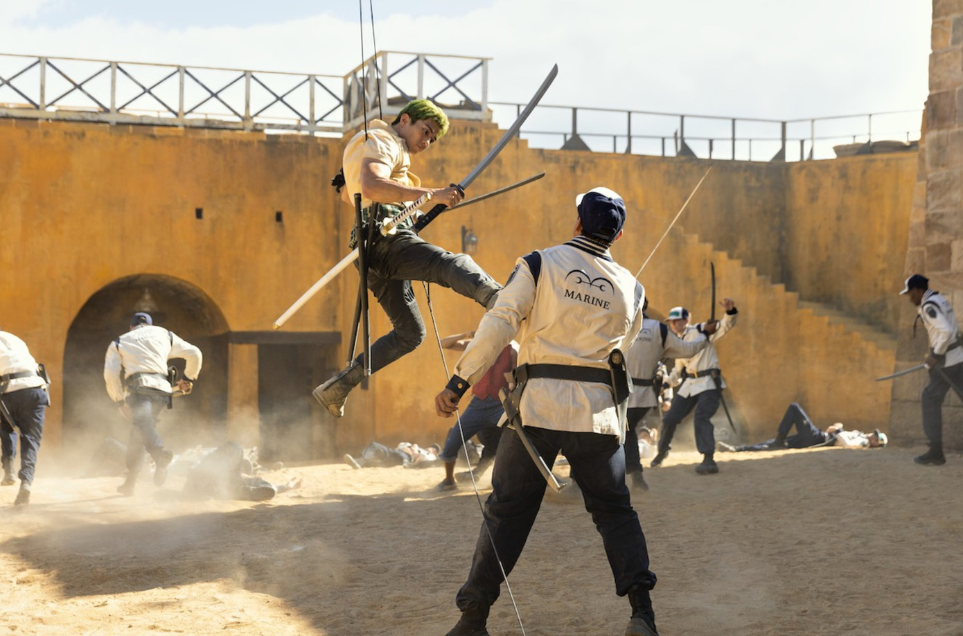 Mackenyu bộc lộ tài năng kiếm thuật.