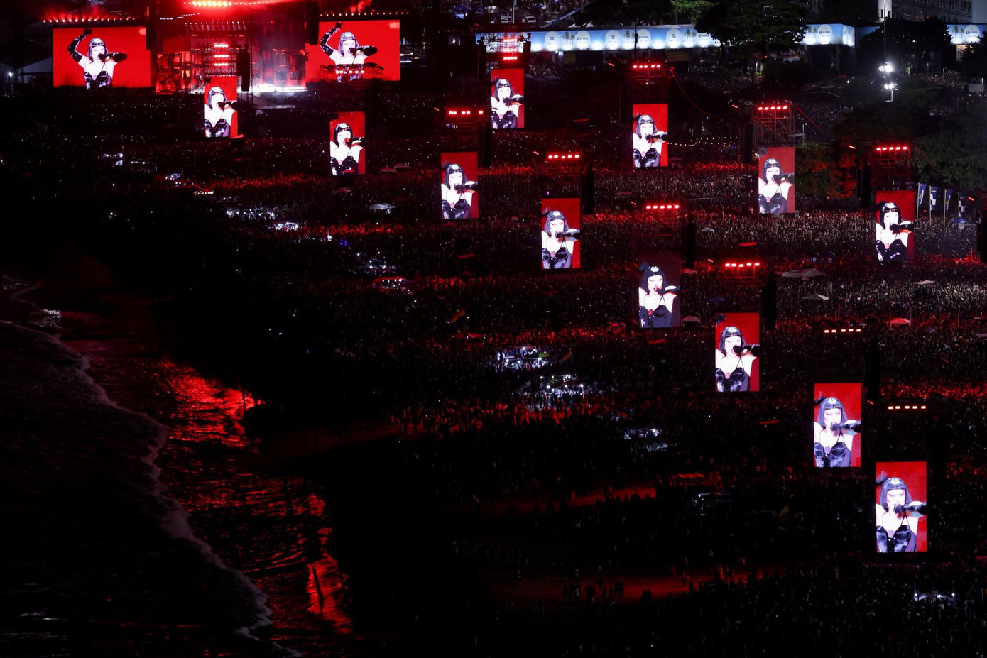 Hàng chục màn hình LED khổng lồ đặt giữa biển người tại Copacabana, Brazil. Hàng chục màn hình LED khổng lồ đặt giữa biển người tại Copacabana, Brazil.