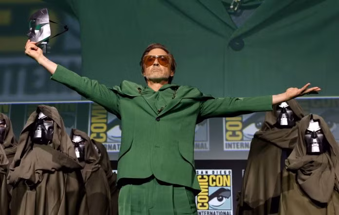 Robert Downey Jr. xuất hiện bất ngờ tại sự kiện San Diego Comic-Con vào tháng 7 năm ngoái. Ảnh: Getty Images