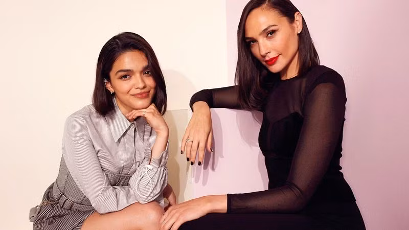 Rachel Zegler và Gal Gadot (đóng vai hoàng hậu) trong buổi phỏng vấn năm 2022. Rachel Zegler và Gal Gadot (đóng vai hoàng hậu) trong buổi phỏng vấn năm 2022.