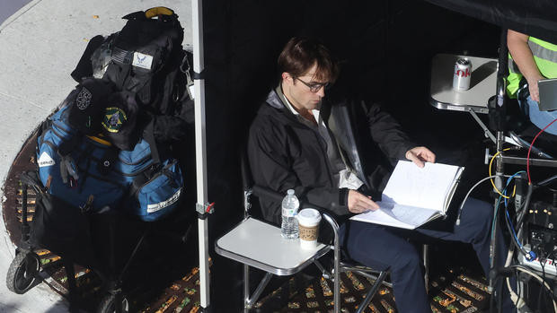 Robert Pattinson đọc kịch bản trên phim trường The Drama. Ảnh: Getty Images Robert Pattinson đọc kịch bản trên phim trường The Drama. Ảnh: Getty Images