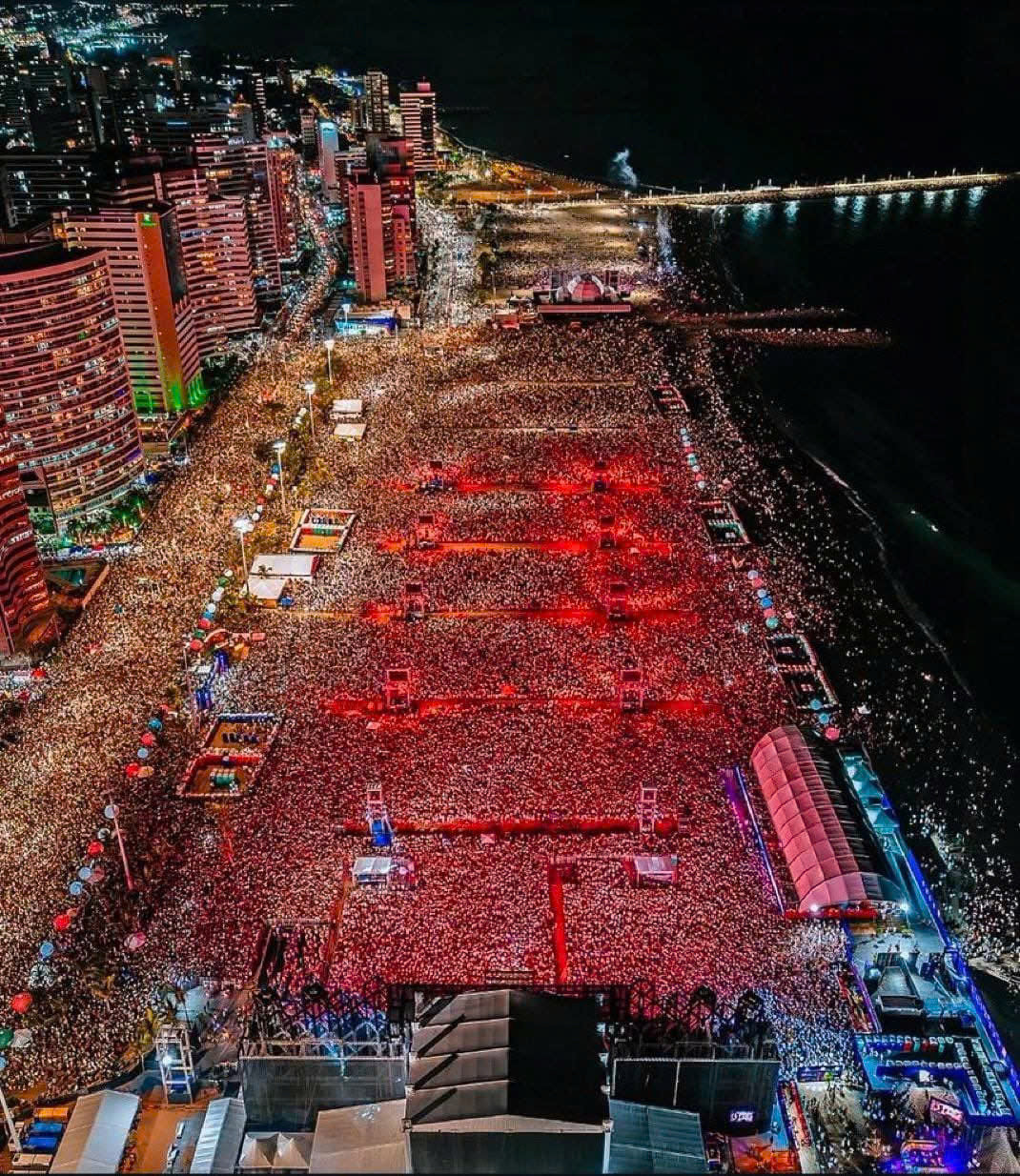 Dòng người trải đầy bãi biển nơi diễn ra concert đêm 3/5. Dòng người trải đầy bãi biển nơi diễn ra concert đêm 3/5.