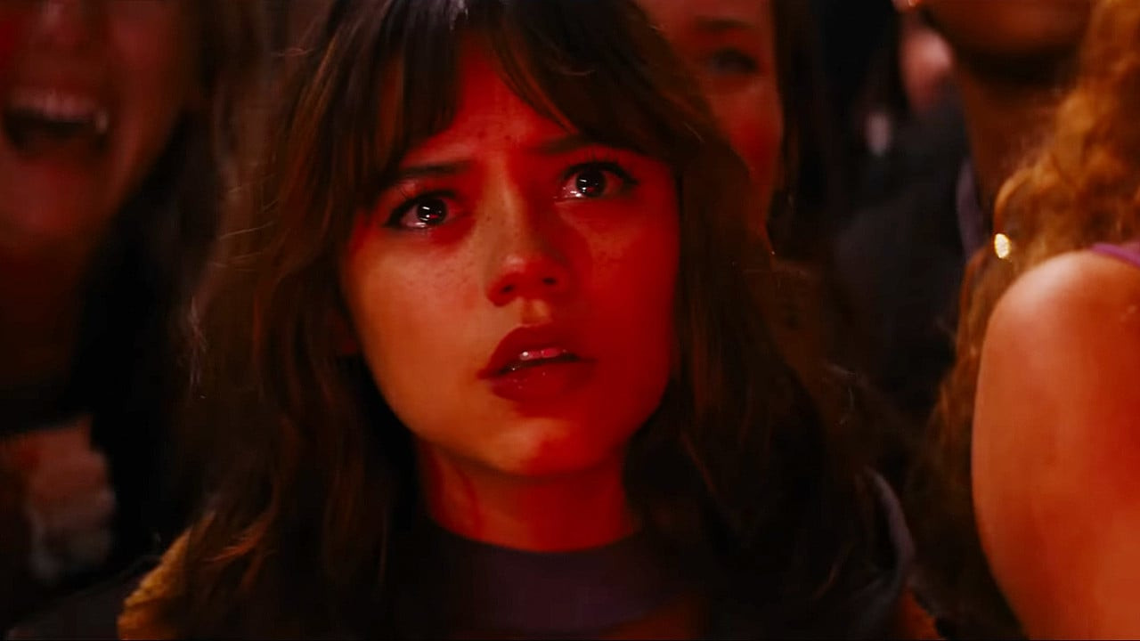 Tạo hình của "chị Tư" Jenna Ortega trong phim. Ảnh: IMDb