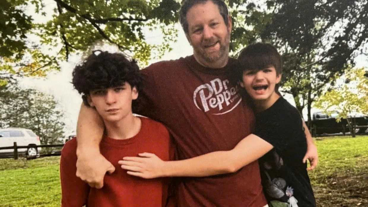 Elijah (trái), người cha John Burnett và em trai cậu. Ảnh: CBS News